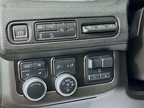 Used 2021 GMC Yukon Denali w/ Denali Premium Package AWD/4WD image 10