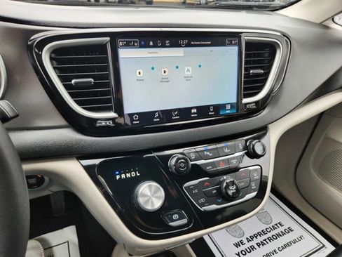 Used 2024 Chrysler Pacifica Touring-L image 11
