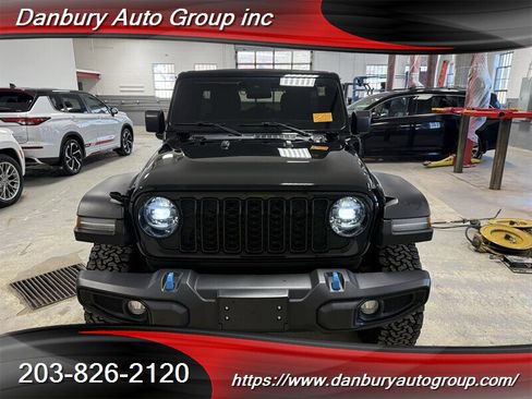 Used 2024 Jeep Wrangler Unlimited image 2
