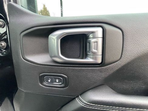 Used 2022 Jeep Wrangler Unlimited Sahara AWD/4WD image 15