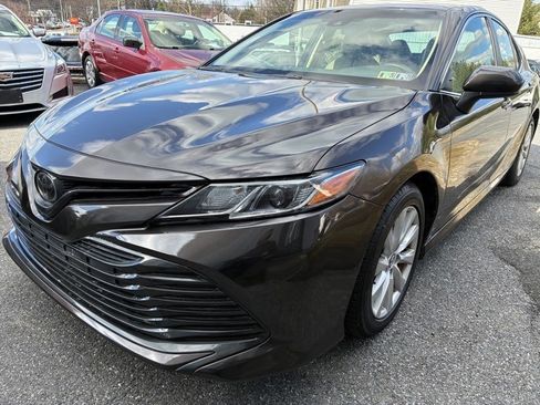 Used 2018 Toyota Camry LE image 1
