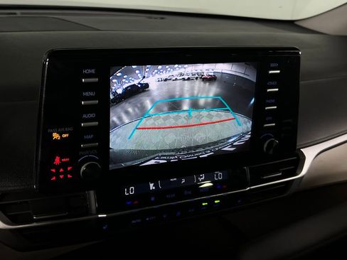 Used 2023 Toyota Sienna XLE image 14