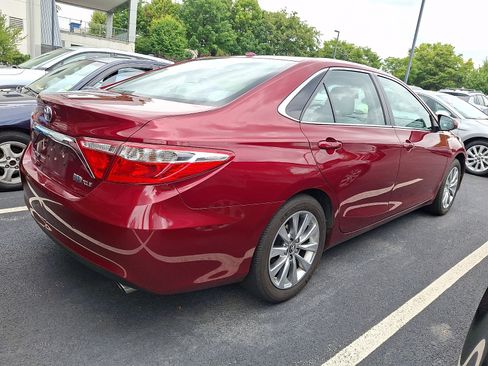 Used 2017 Toyota Camry XLE w/ Moonroof Package FWD image 4