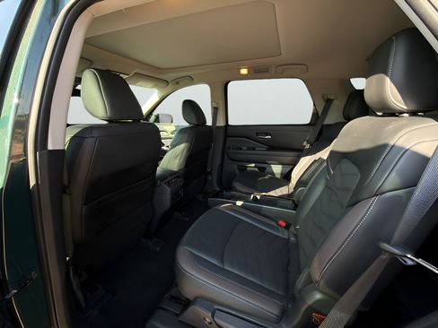 Used 2025 Nissan Pathfinder Platinum FWD image 40