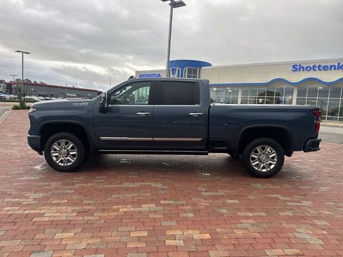 Used 2024 Chevrolet Silverado 2500 High Country w/ High Country Premium Package AWD/4WD image 3
