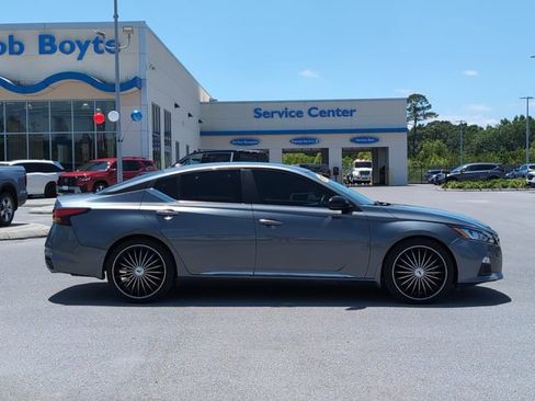 Used 2019 Nissan Altima 2.5 SR w/ SR Premium Package FWD image 2