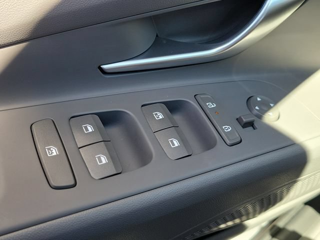 Certified 2025 Hyundai Elantra SEL FWD image 17