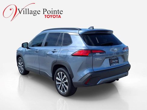 Used 2025 Toyota Corolla Cross XLE FWD image 3