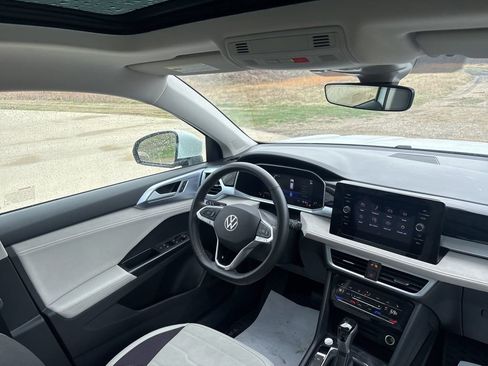 Used 2025 Volkswagen Taos SE AWD/4WD image 35