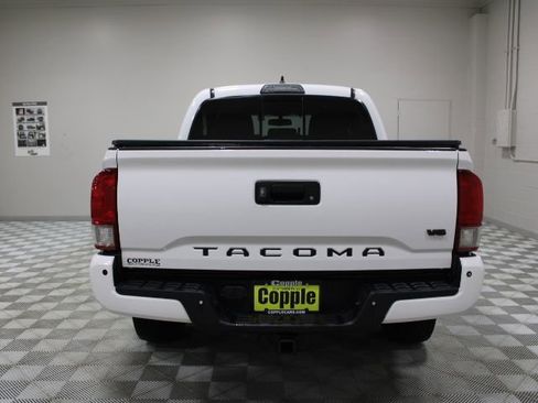 Used 2017 Toyota Tacoma TRD Off-Road w/ Premium & Technology Package AWD/4WD image 10