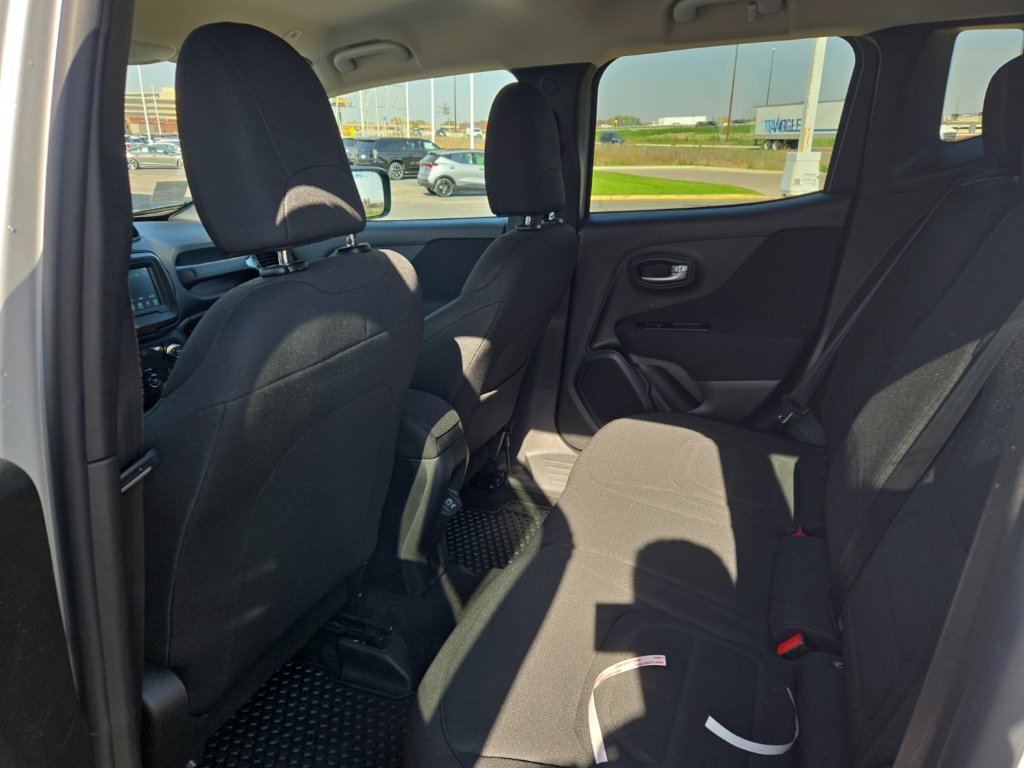 Used 2020 Jeep Renegade Latitude w/ Cold Weather Group AWD/4WD image 13
