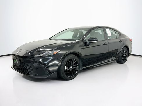 Used 2025 Toyota Camry SE FWD image 3