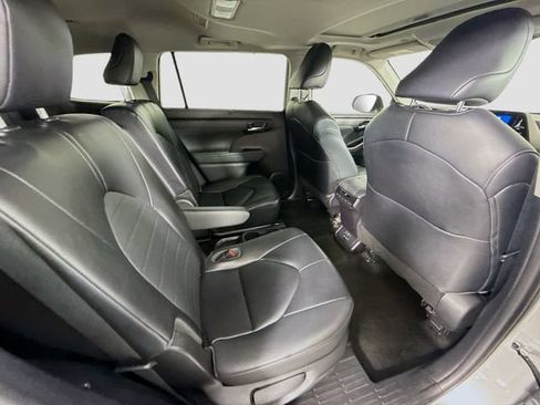 Used 2023 Toyota Highlander XLE FWD image 28