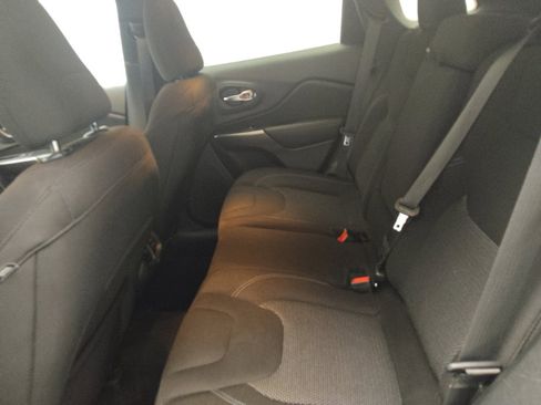 Used 2021 Jeep Cherokee Latitude FWD image 18