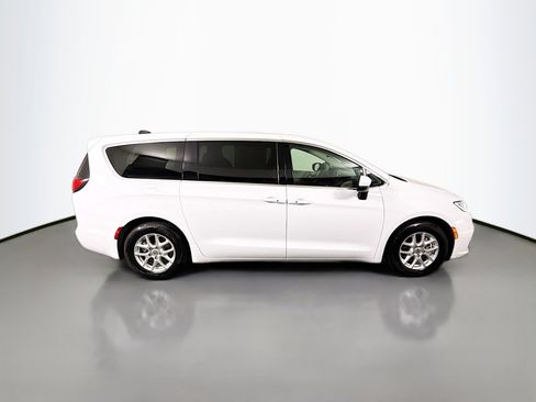 Used 2023 Chrysler Pacifica Touring-L image 11