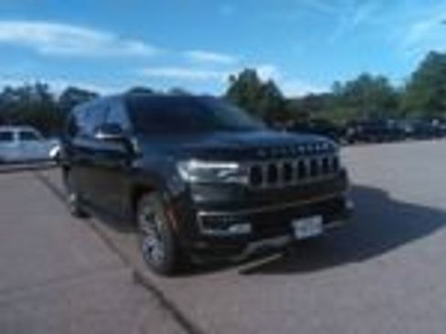 Used 2024 Jeep Wagoneer L Series II RWD image 3