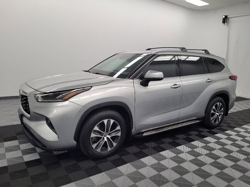 Used 2021 Toyota Highlander XLE image 2