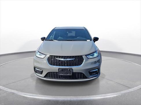 Used 2025 Chrysler Pacifica Select image 3