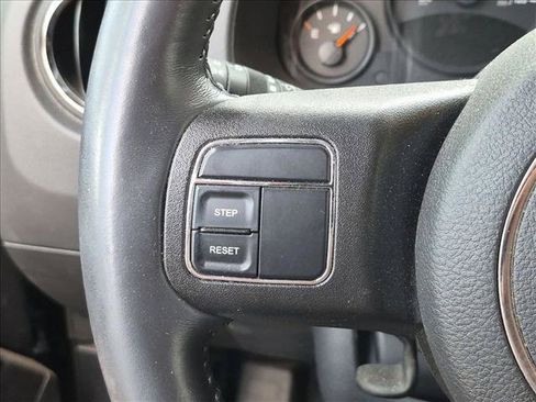 Used 2015 Jeep Patriot Latitude AWD/4WD image 11
