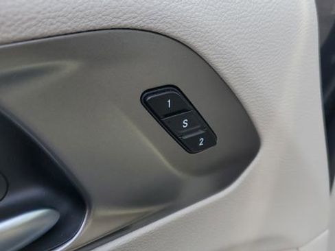 Certified 2023 Chrysler Pacifica Touring-L AWD/4WD image 6