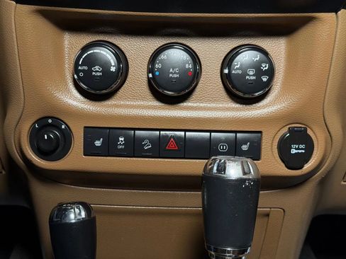 Used 2012 Jeep Wrangler Unlimited Sahara w/ Connectivity Group AWD/4WD image 27