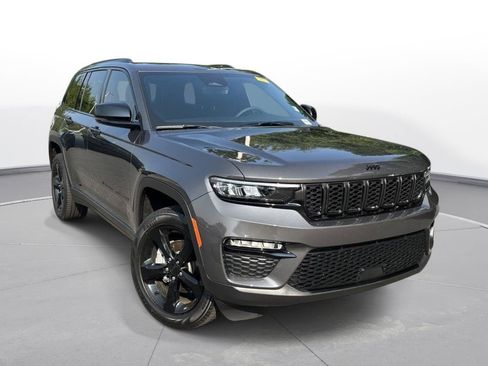 Used 2025 Jeep Grand Cherokee Limited w/ Black Appearance Package AWD/4WD image 4