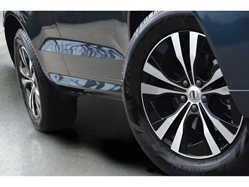 Used 2025 Volvo XC60 B5 Core image 10