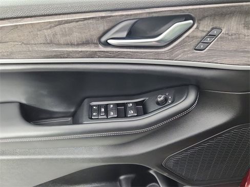 Used 2023 Jeep Grand Cherokee Limited w/ Black Appearance Package image 9