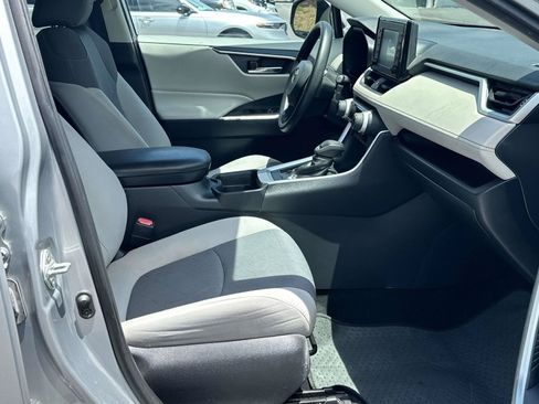 Used 2019 Toyota RAV4 XLE FWD image 6