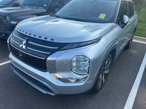 Used 2025 Mitsubishi Outlander SE AWD/4WD image 2