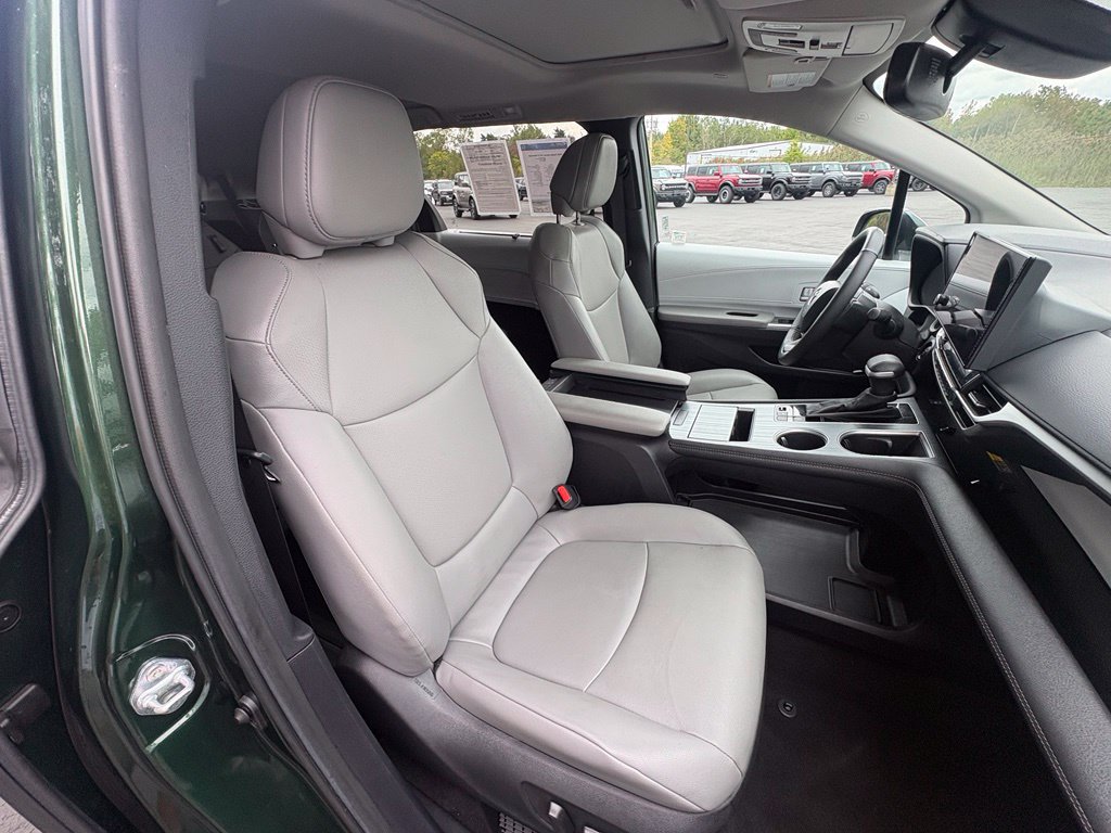 Used 2026 Toyota Sienna XLE FWD image 35