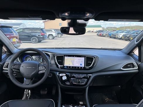 New 2027 Chrysler Pacifica Limited AWD/4WD image 11