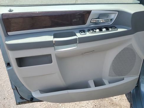 Used 2009 Chrysler Town & Country Touring FWD image 18