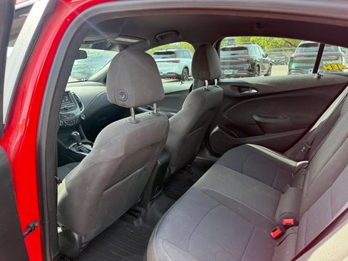 Used 2017 Chevrolet Cruze LT w/ Convenience Package FWD image 11
