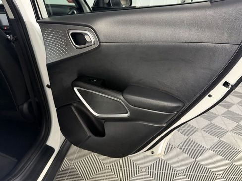 Used 2025 Kia Soul LX w/ LX Technology Package FWD image 31