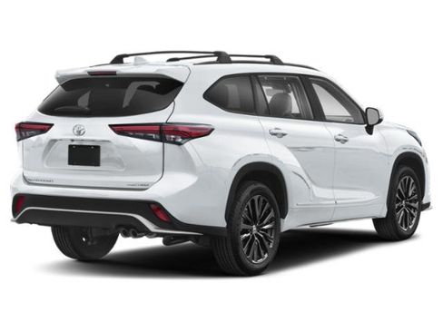 Used 2023 Toyota Highlander XSE FWD image 2