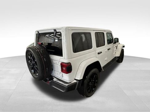 Used 2022 Jeep Wrangler Unlimited Sahara image 2