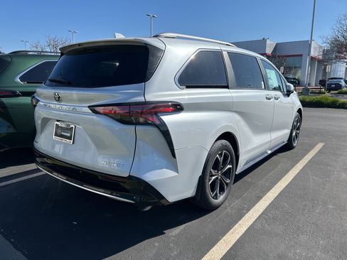 New 2026 Toyota Sienna Platinum image 4
