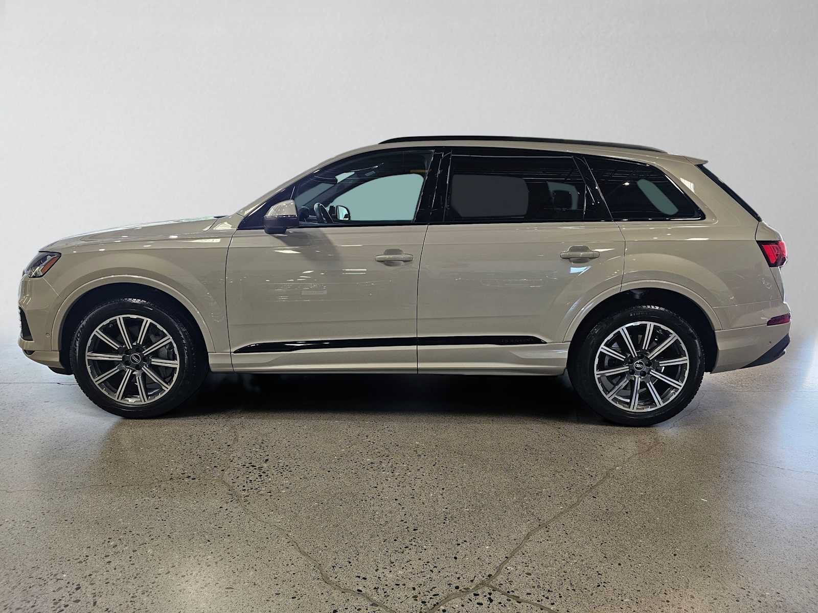 Used 2023 Audi Q7 2.0T Premium Plus w/ Premium Plus Package AWD/4WD image 6