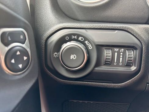 Used 2021 Jeep Wrangler Unlimited Sahara AWD/4WD image 21
