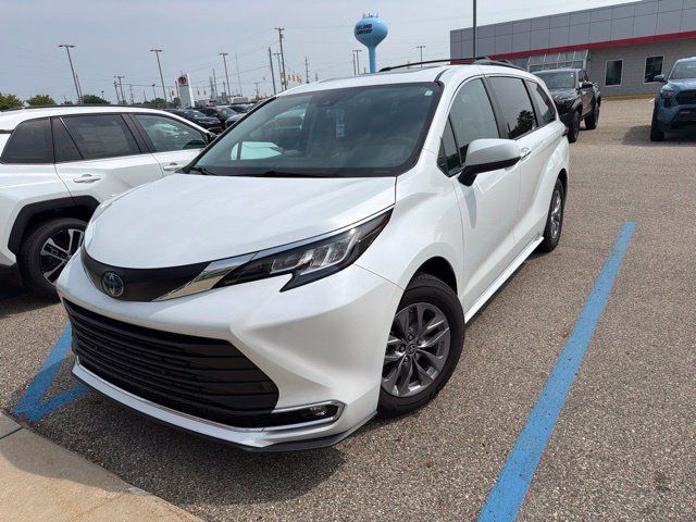 Used 2023 Toyota Sienna XLE AWD/4WD image 4
