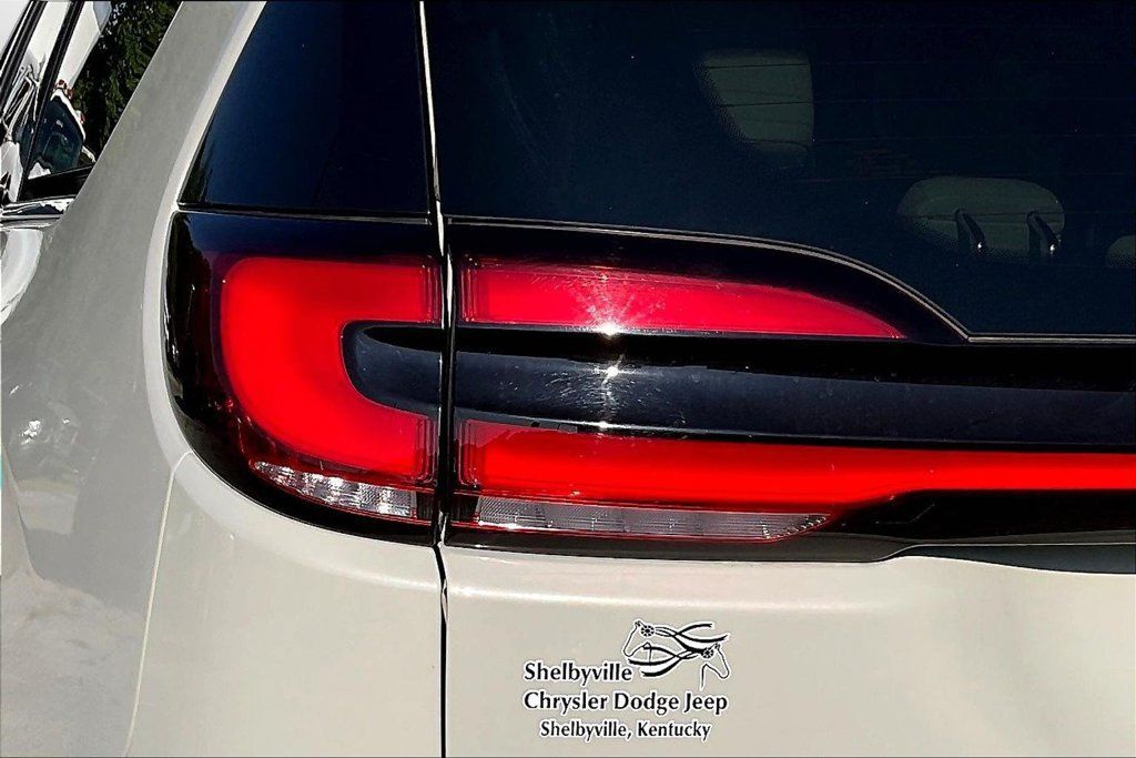 Used 2021 Chrysler Pacifica Touring-L w/ Uconnect Theater Family Group FWD image 23