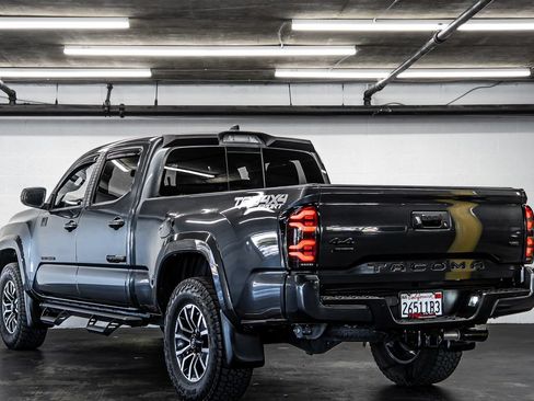 Used 2020 Toyota Tacoma TRD Sport w/ Technology Package AWD/4WD image 3