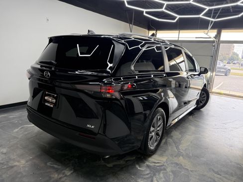 Used 2026 Toyota Sienna XLE FWD image 5