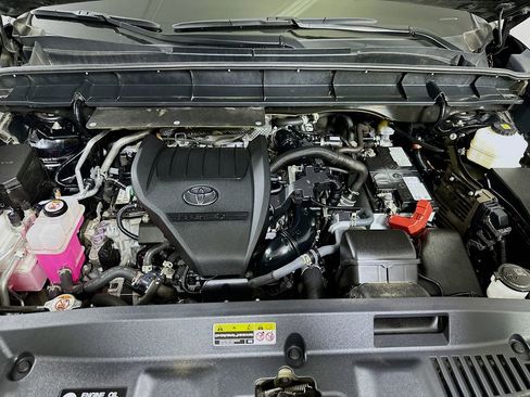 Used 2024 Toyota Highlander XLE image 6