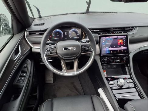 Used 2025 Jeep Grand Cherokee L Overland w/ Luxury Tech Group IV AWD/4WD image 4