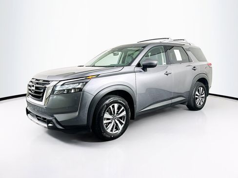 Used 2025 Nissan Pathfinder SL AWD/4WD image 3