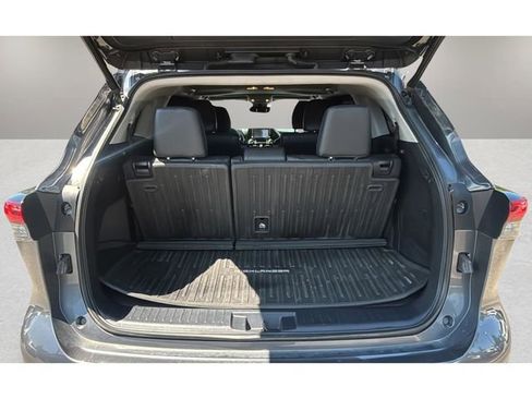 Used 2020 Toyota Highlander XLE AWD/4WD image 32