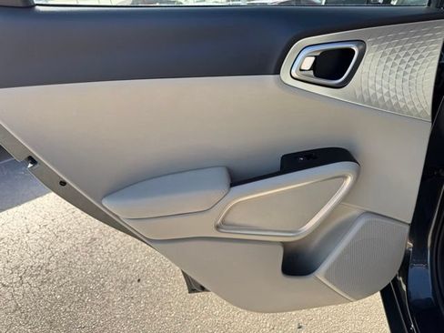 Certified 2025 Kia Soul LX w/ LX Technology Package FWD image 13