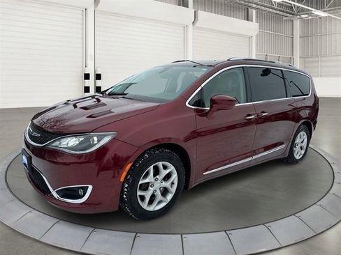 Used 2018 Chrysler Pacifica Touring-L Plus image 9